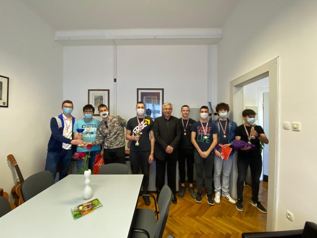 Nagrađeni učenici koji su sudjelovali na MAT i ATOM ligama na prijemu kod ravnatelja